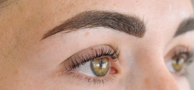 5 minutes aprés traitement sourcils maquillage 