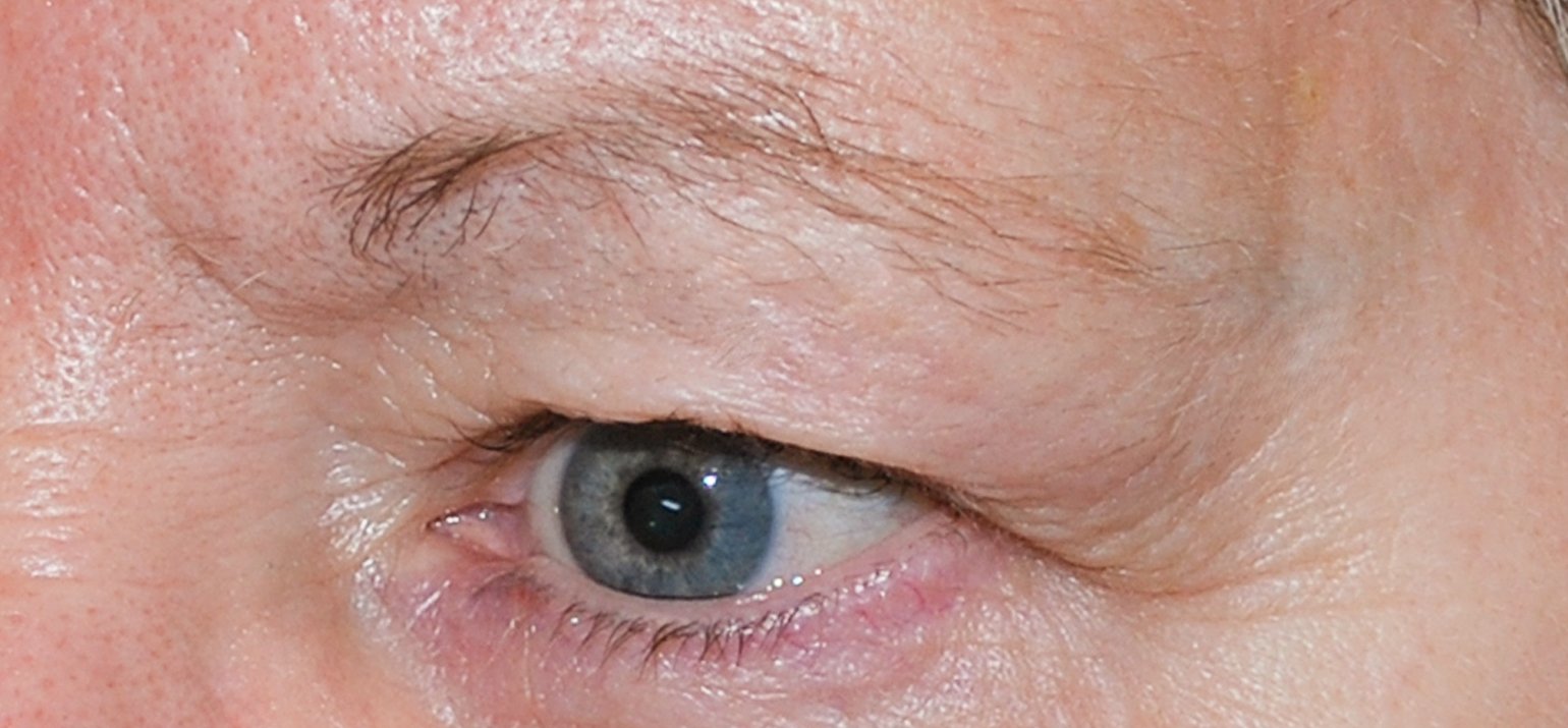 eye-liner onderaan maquillage permanent sur les yeux 