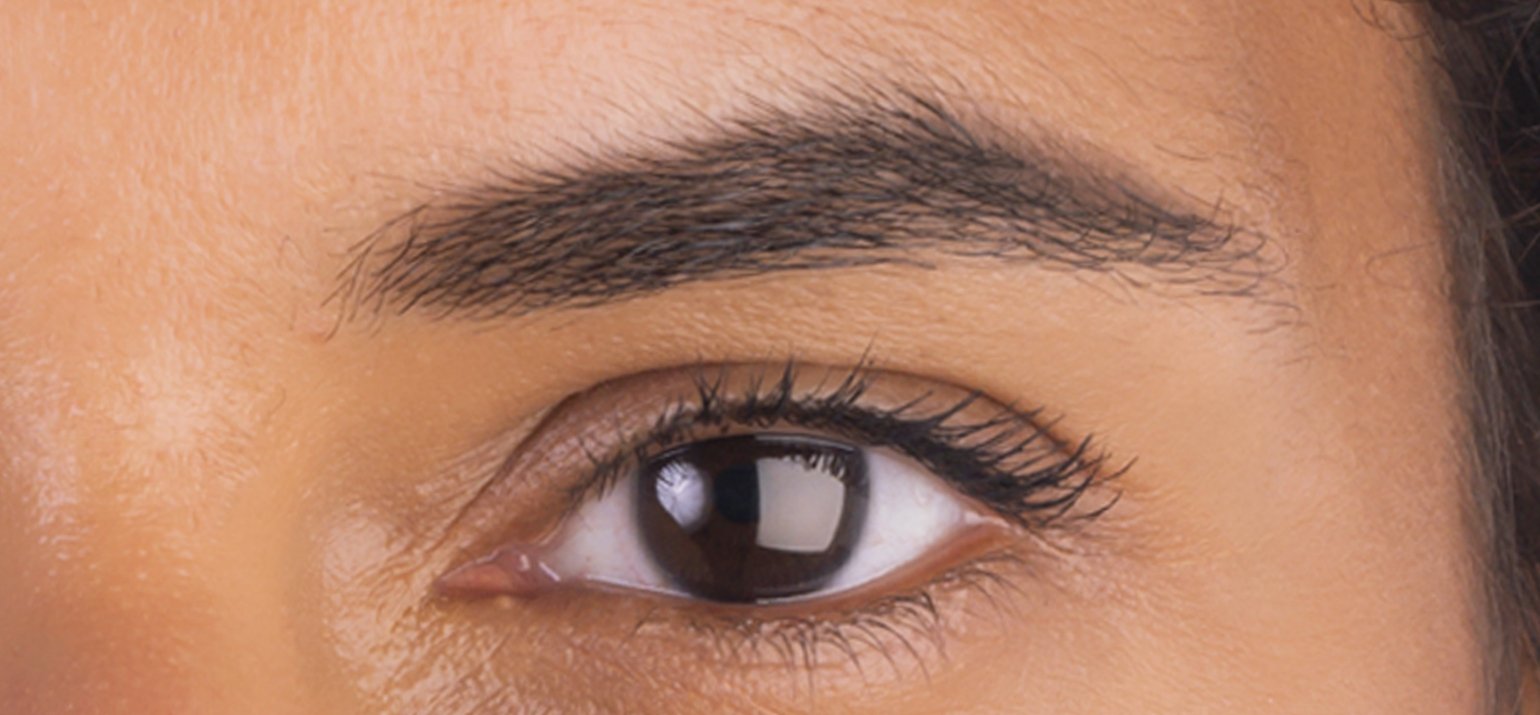 Maquilage permanent sur les sourcils poudre effect traitement