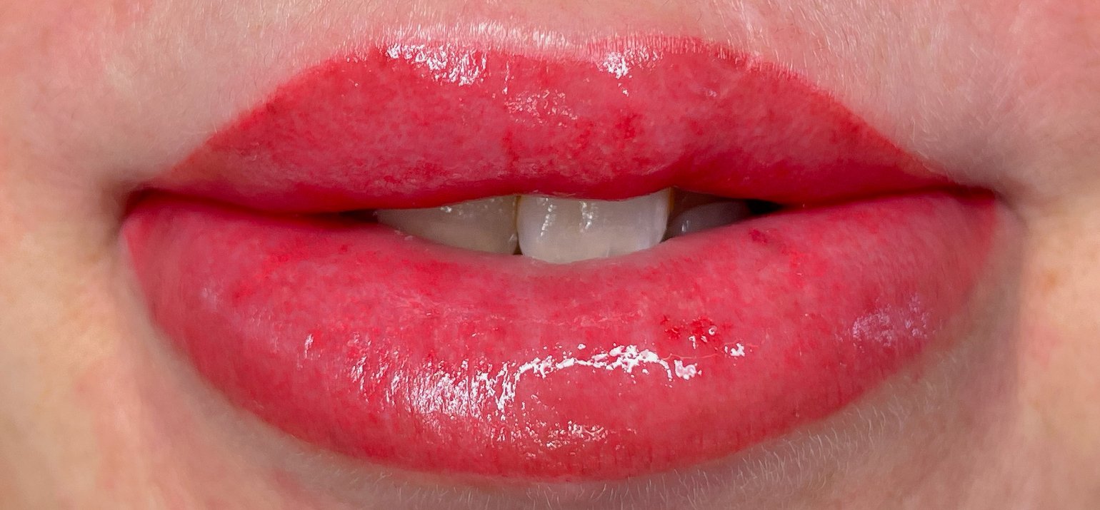résultat maquillage permanent lèvres rouge recontrustion 
