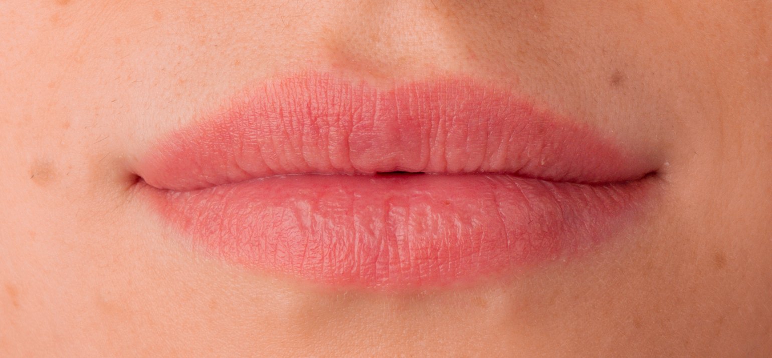 Roze orange couleur tattoo sur les lèvres 