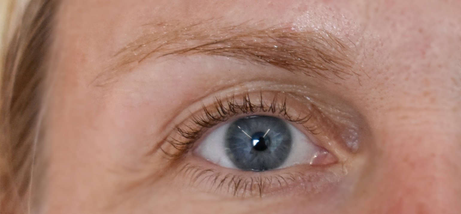 Devant les traîtement eye-liner maquillage permanent sur les cils naturelle 