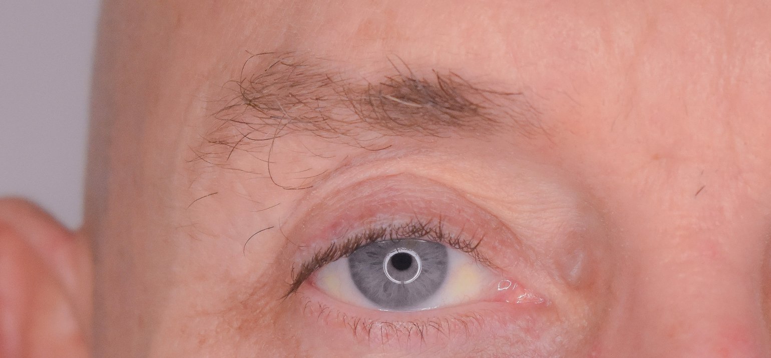 Permanent maquillage sourcils des hommes des vent 