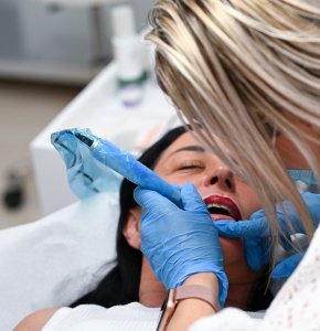 Correcties permanente make-up wenkbrauwen ogen lippen